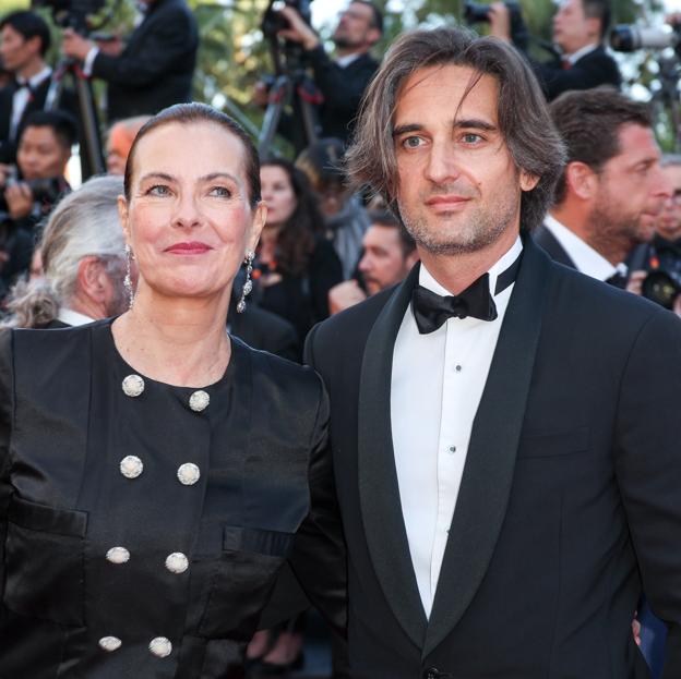 Carole Bouquet y su hijo, Dimitri Rassam, en el estreno de Francis Ford Coppola en Cannes. 