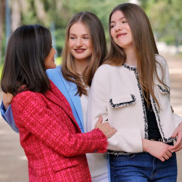 La reina Letizia junto a sus dos hijas, la princesa Leonor y la infanta Sofía