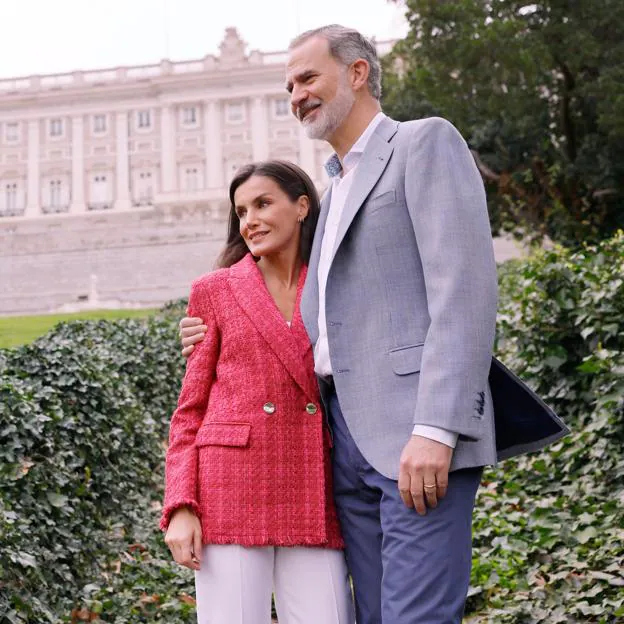 La reina Letizia repite chaqueta de Mango y look cómodo en las fotos oficiales del 20 aniversario de la boda de los reyes