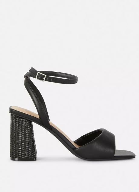 Sandalias negras de Primark (18 euros)