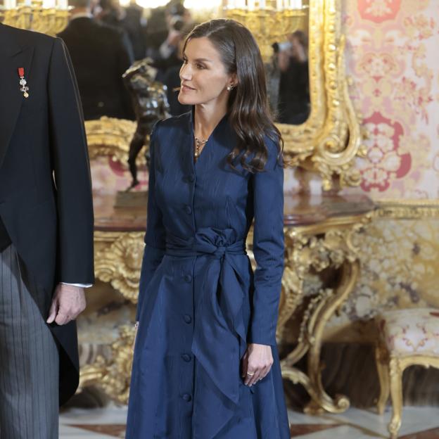 La reina Letizia con vestido azul.