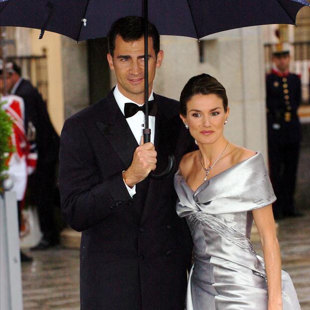 Felipe y Letizia, llegando a la cena ofrecida el día anterior a su boda.