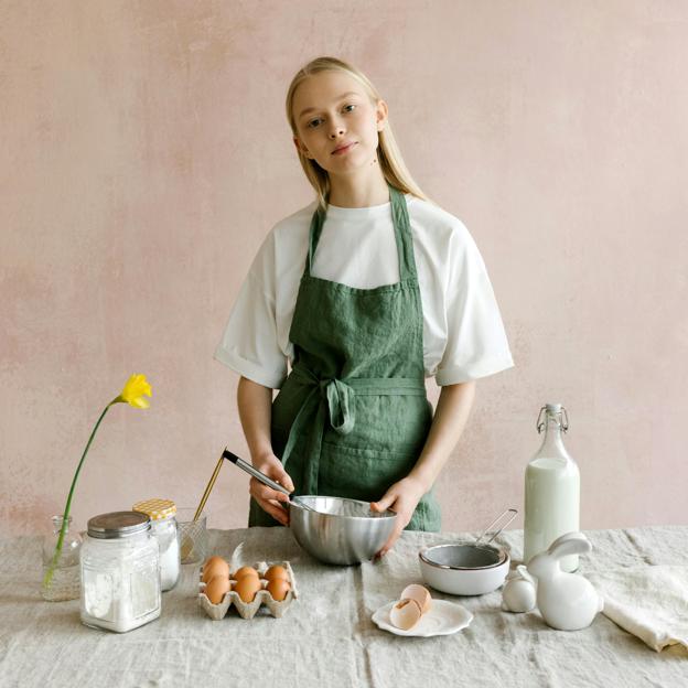 Una chica reparando el desayuno