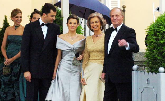 Los actuales reyes Felipe y Letizia junto a Juan Carlos y Sofía, en la cena previa a la boda de los príncipes de Asturias. 