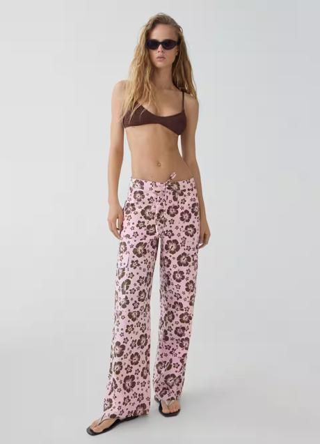 Pantalones con estampado de flores de Mango (39,99 euros)