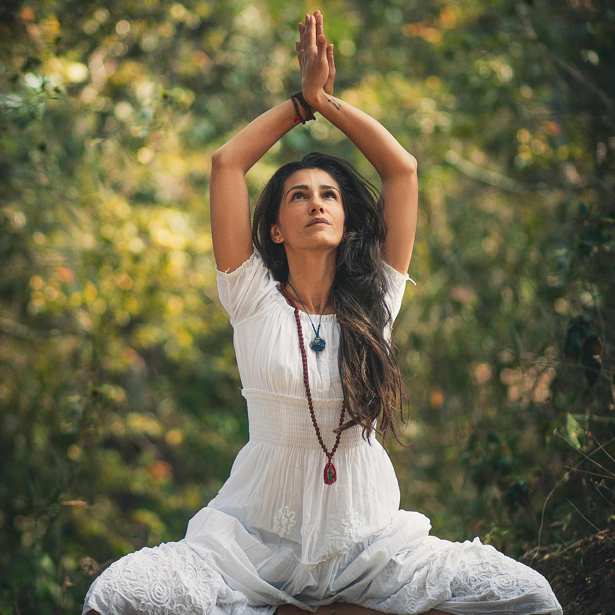 Mujer haciendo yoga/PEXELS