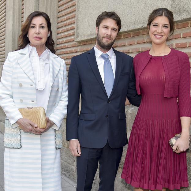 Carmen Marínez-Bordiú, junto a Cynthia Rossi y su marido, Benjamin Rouget.