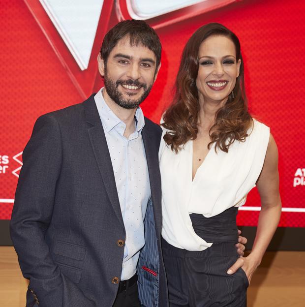 Juanra Bonet con Eva González, en una presentación de 'La Voz'. 