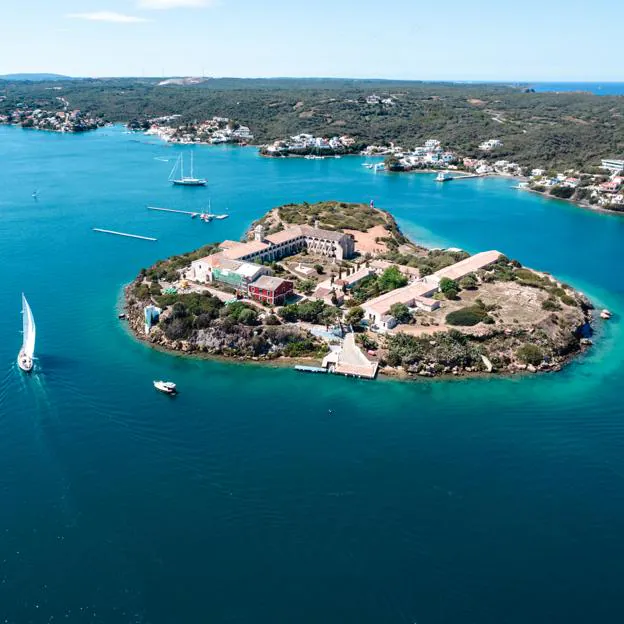 Vista aérea de la isla del Rey, que se ubica en la entrada del puerto natural de Maó.