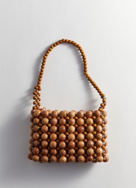 Bolso con cuentas de madera de H&M (25,99 euros)