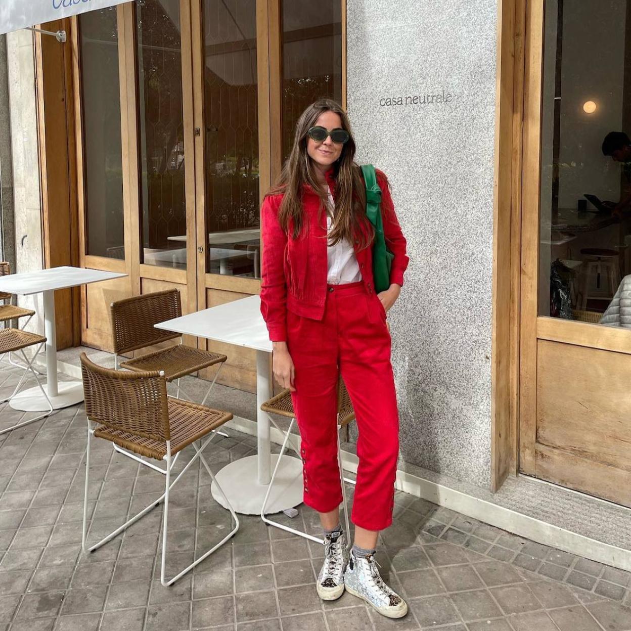 Influencer con pantalones rojos tendencia/@ALEXSEGURASANZ