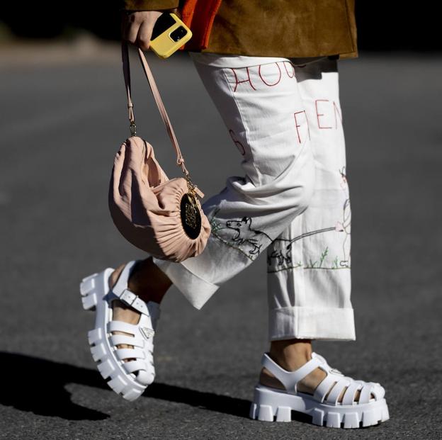 Imagen de street style con sandalias cómodas.