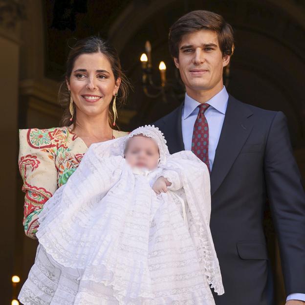 Belén Corsini arrasa con un original look de invitada en el bautizo de su hijo: un vestido estampado ideal