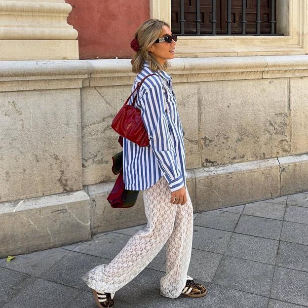 Influencer con pantalones tendencia para verano