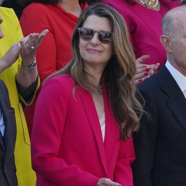 María Dolores Ocaña, secretaria de Letizia, le copia el look a la reina en el Día de las Fuerzas Armadas