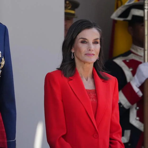 La reina Letizia sorprende con su look más insólito en el Día de las Fuerzas Armadas: traje rojo y zapatillas cómodas