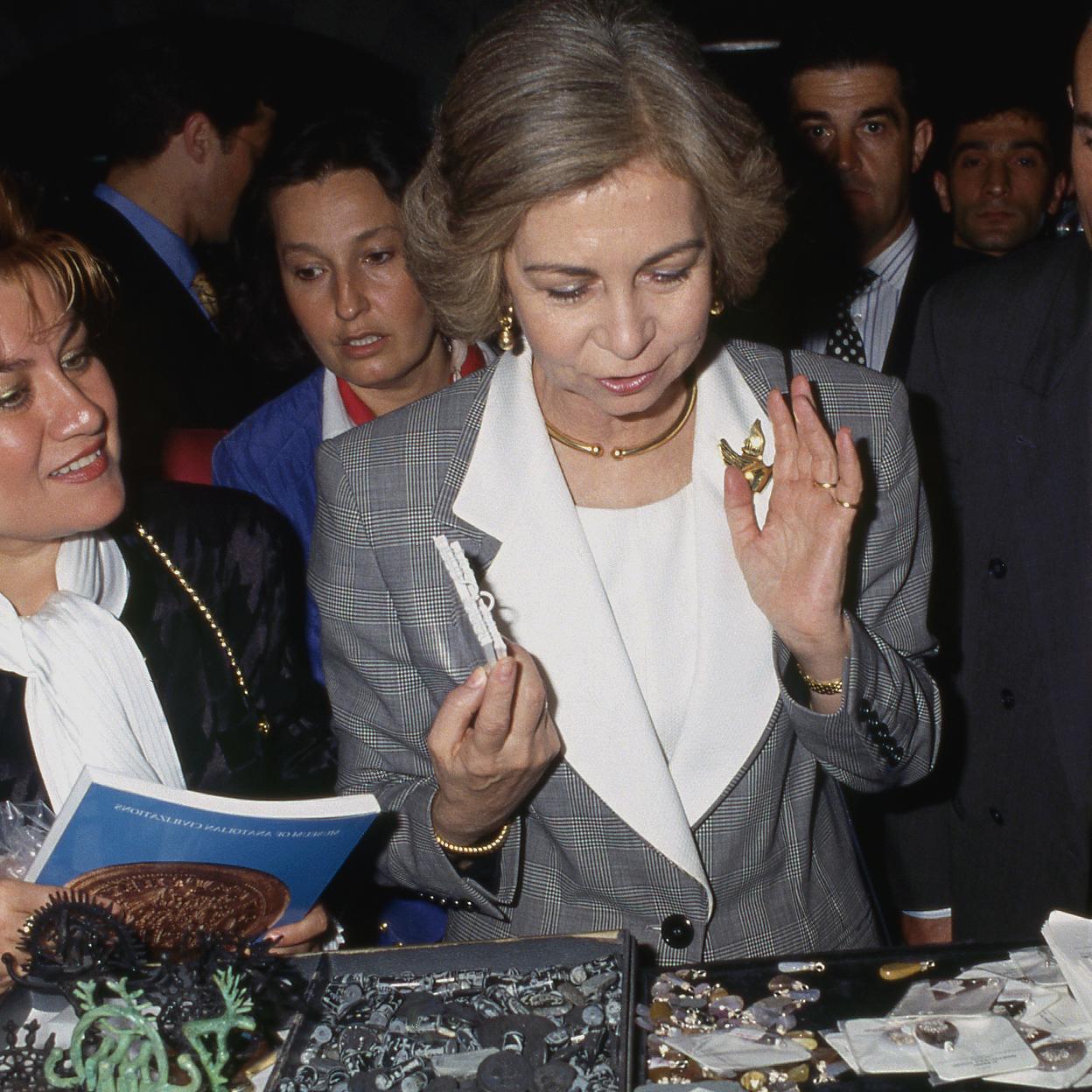 La reina Sofía elige antigüedades en la tienda de un museo en Estambul./getty images