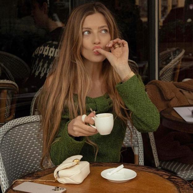 Mujer tomando café