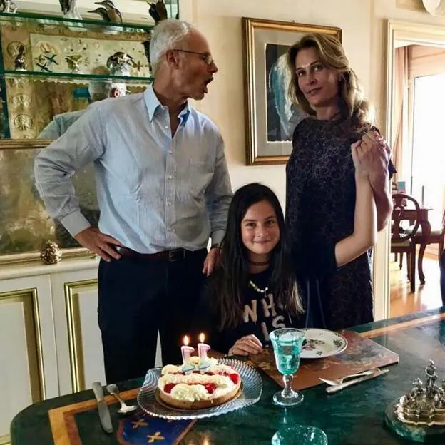 Álvaro de Orleans-Borbón y Antonella Rendina, junto a su hija Eulalia celebrando sus 11 años. 
