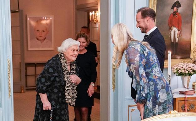 Haakon y Mette-Marit de Noruega reciben a sus invitadas en el palacio. 