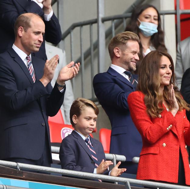 Guillermo y Kate Middleton, junto al príncipe George. 