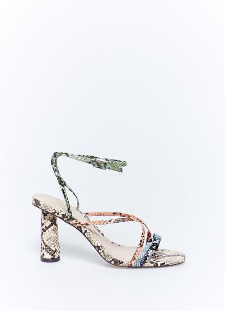 Sandalias con estampado animal de Sfera (29,99 euros)