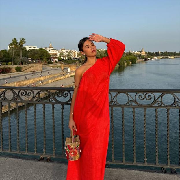 Influencer con vestido rojo de H&M