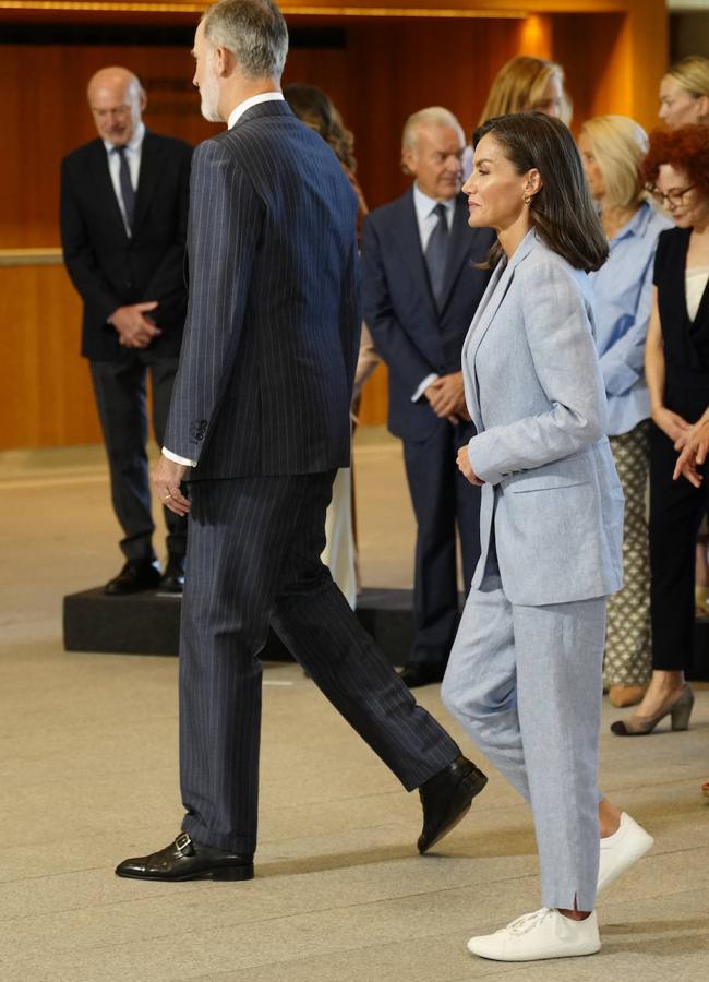 La reina Letizia con zapatillas blancas. / LIMITED PICTURES