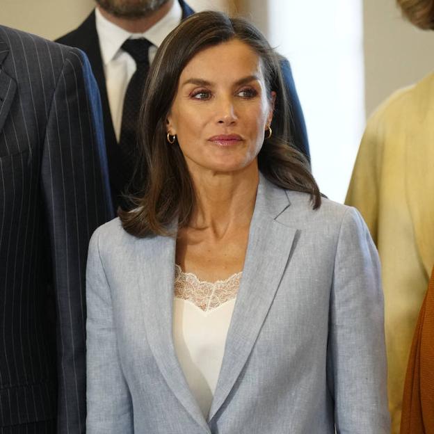 La reina Letizia con un top de encaje.