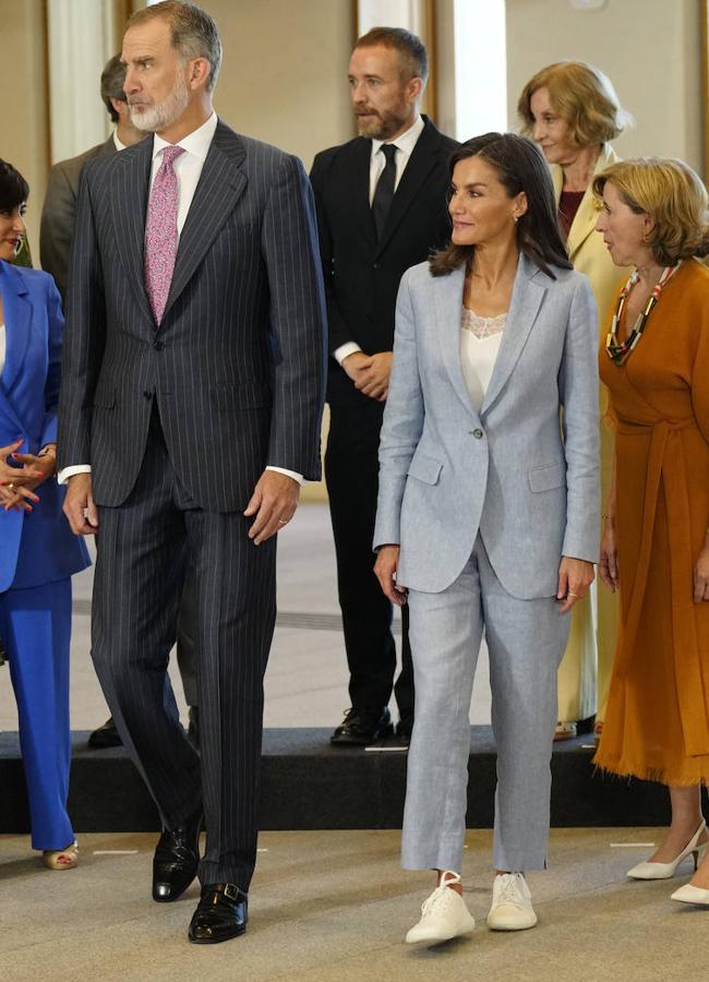 La reina Letizia con un traje azul de Adolfo Domínguez. / LIMITED PICTURES