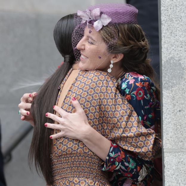 Victoria López-Quesada de Borbón-Dos Sicilias con su prima en la boda del alcalde con Teresa urquijo. 