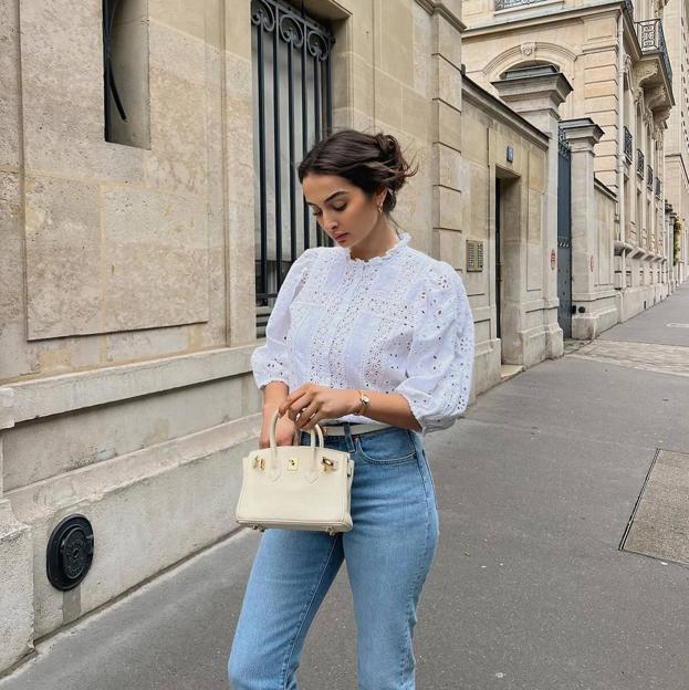 Influencer con blusa efecto rejuvenecedor