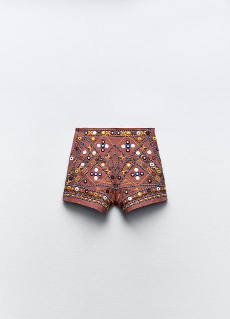 Shorts con bordados de Zara (45,99 euros)