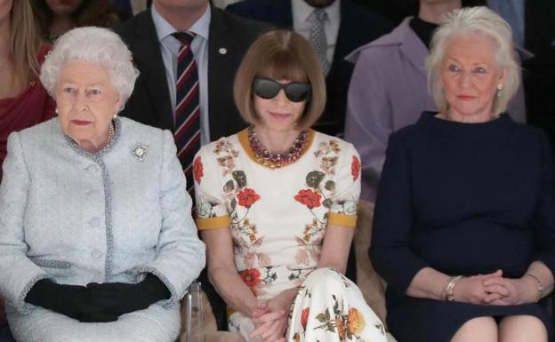 Isabel II junto a Anna Wintour y Angela Kelly, durante la Semana de la Moda de Londres de 2018. 