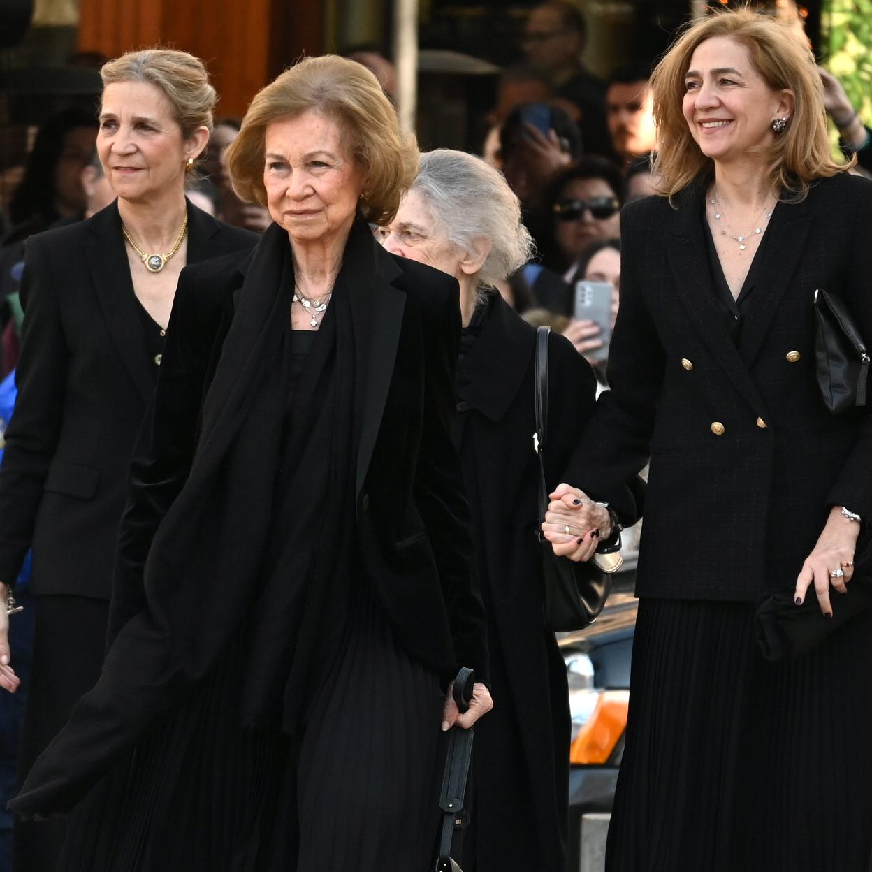 La reina Sofía junto a sus hijas, Elena y Cristina, y su hermana Irene. /gtres