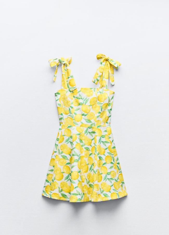 Vestido mini con estampado de limones de Zara (29,95 euros).