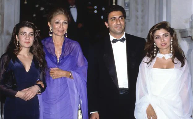 La emperatriz Farah Diba con hijos Reza Ciro Pahlavi y Leila Pahlavi durante un acto oficial. 