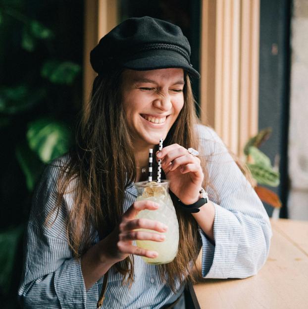 Mujer tomando zumo de limón