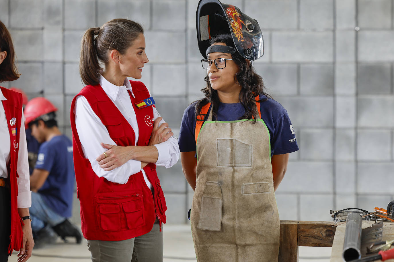 La reina, con una alumna del Taller Norte de Guatemala.