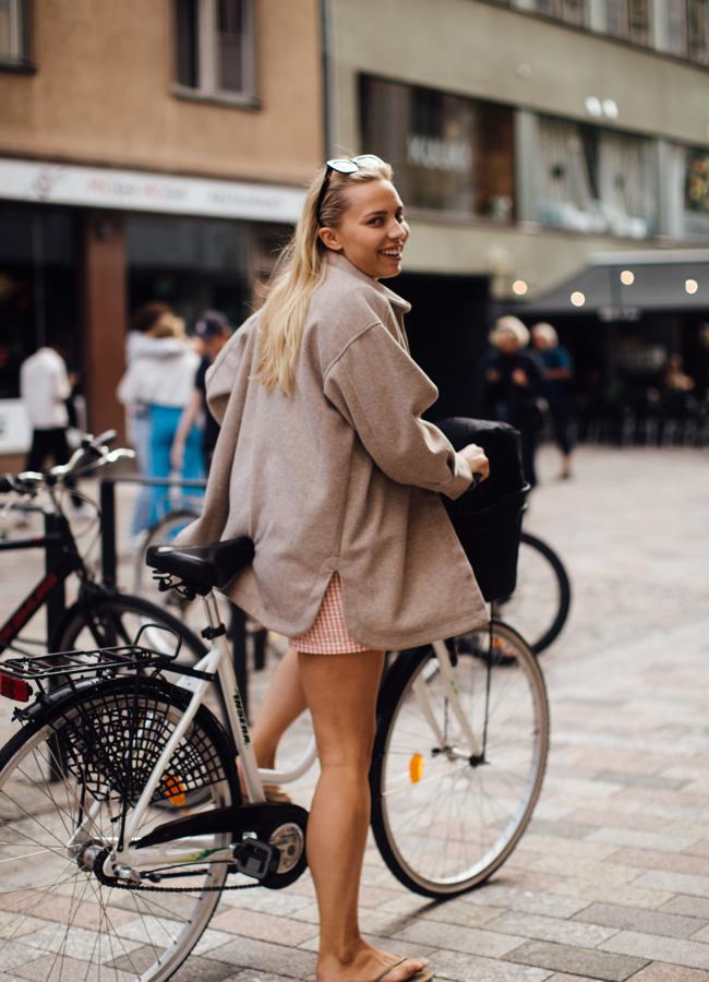 Una mujer en bici con chanclas. Foto: Launchmetrics spotlight