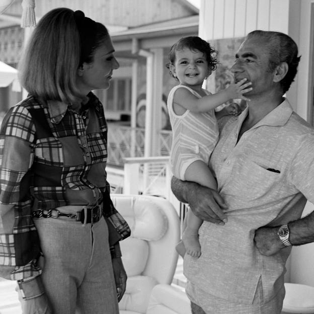 Liela Pahlavi, de niña, con sus padres, el Sha de Persia y la emperatriz Farah diba.