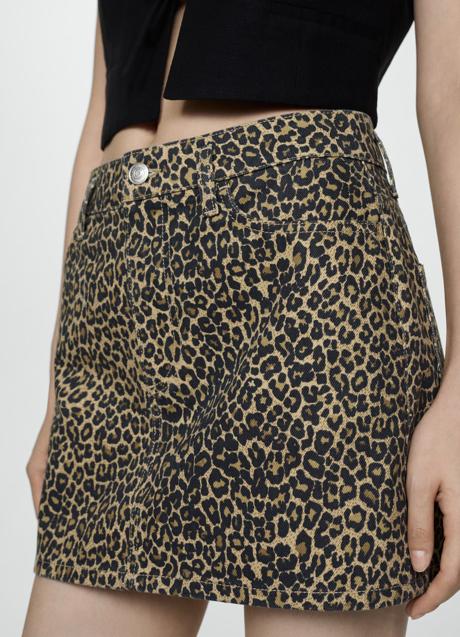 Falda con estampado de leopardo de Mango (29,99 euros)