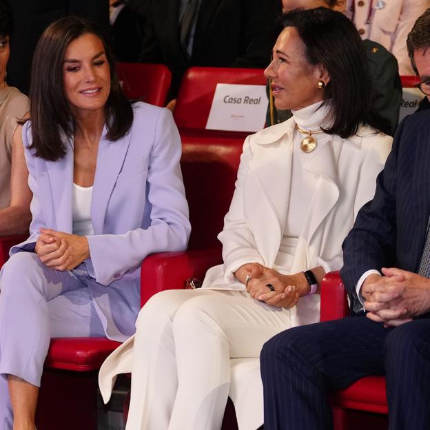 Ana Botín tiene la clave para triunfar con un total look blanco: alpargatas originales y joyas doradas