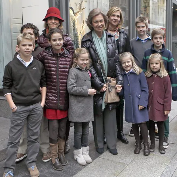 Primos de la familia Borbón con la reina Sofía y las infantas Elena y Cristina
