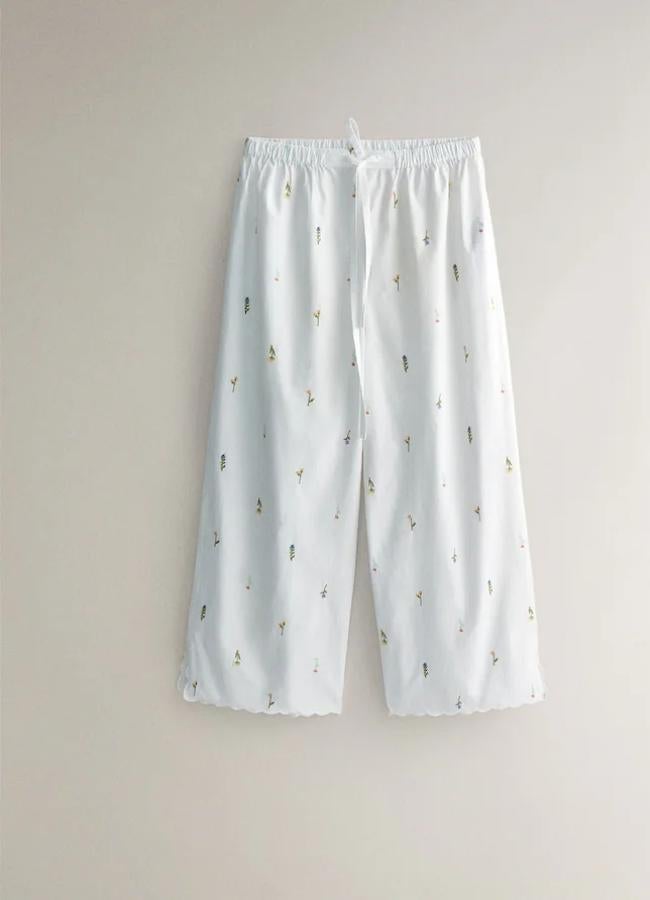 Pantalón blanco con bordado de flores de Zara Home.