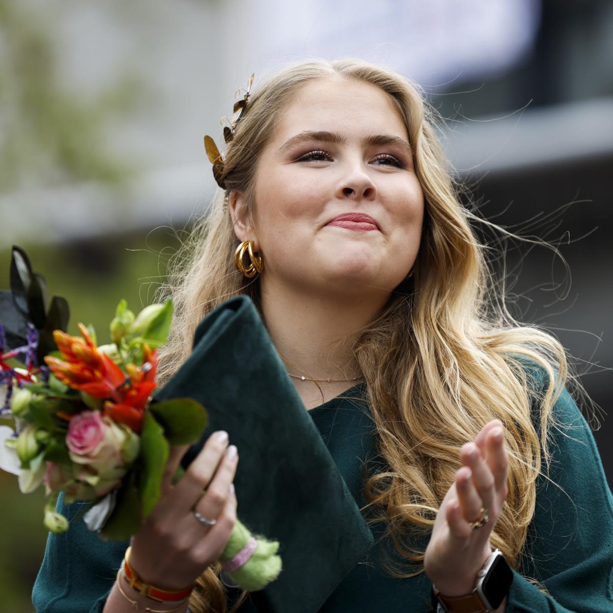 Amalia de Holanda con abrigo verde y flores. /GTRES