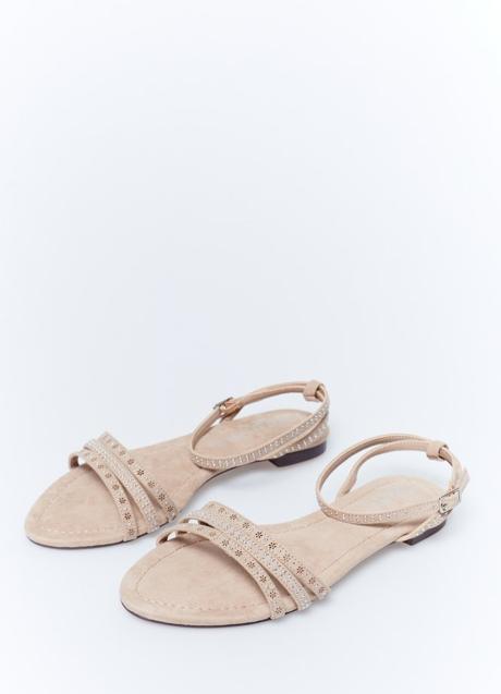 Sandalias planas de Sfera (19,99 euros)