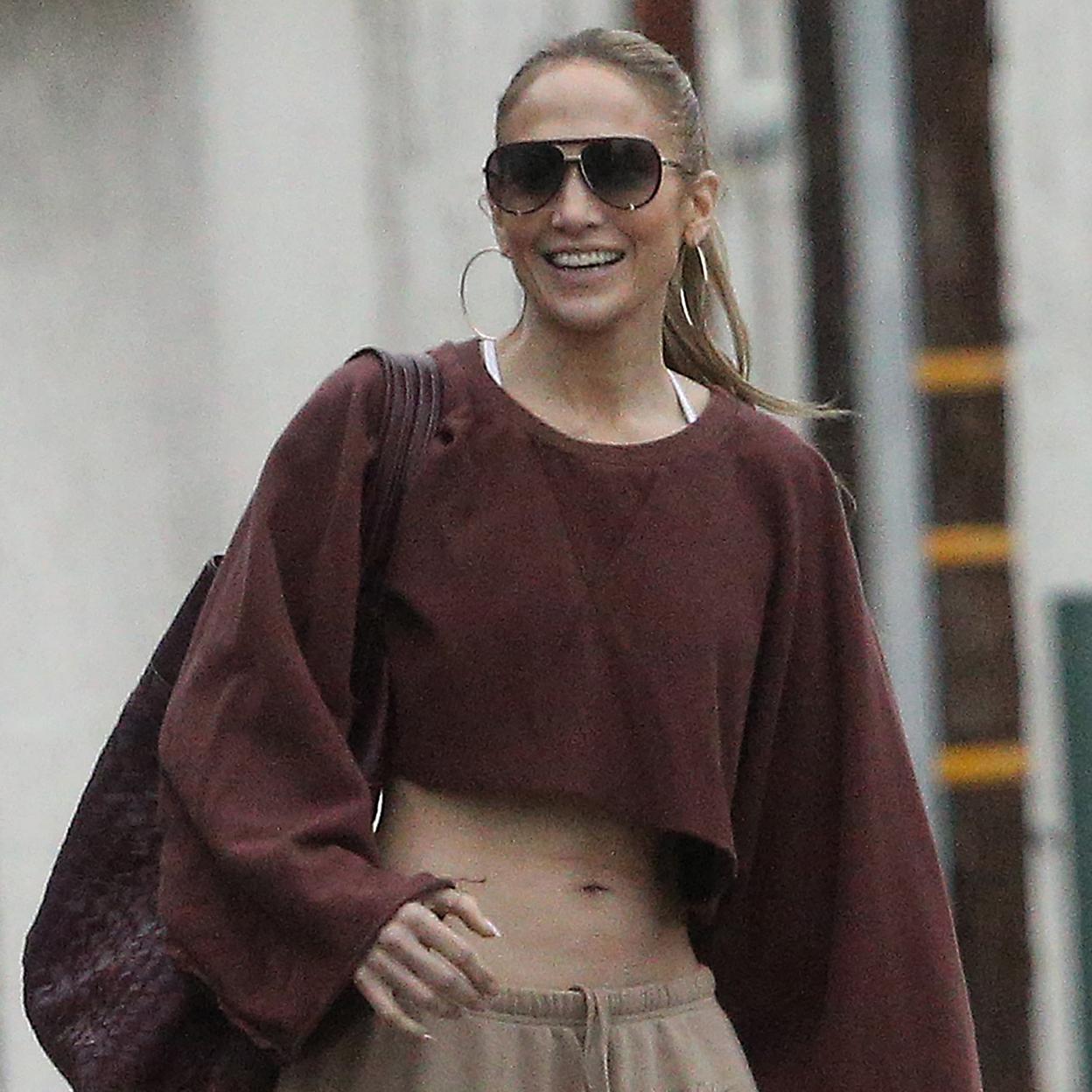 Jennifer Lopez con un estilismo deportivo. /gtres