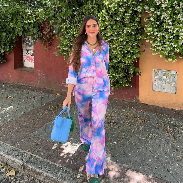 Influencer con total look de estampado tie-dye