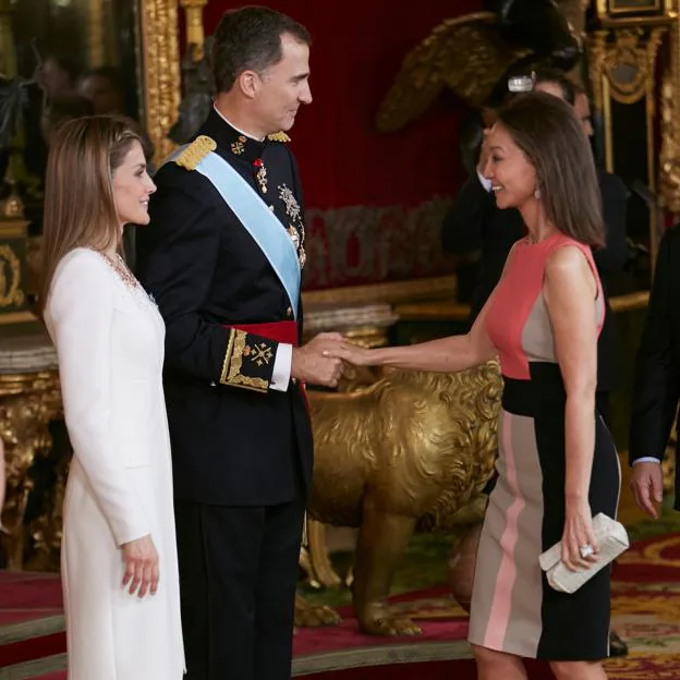 Del vestido geométrico de Isabel Preysler a la falda de tul de Carla Royo-Villanova: los looks de las invitadas a la proclamación de Felipe VI